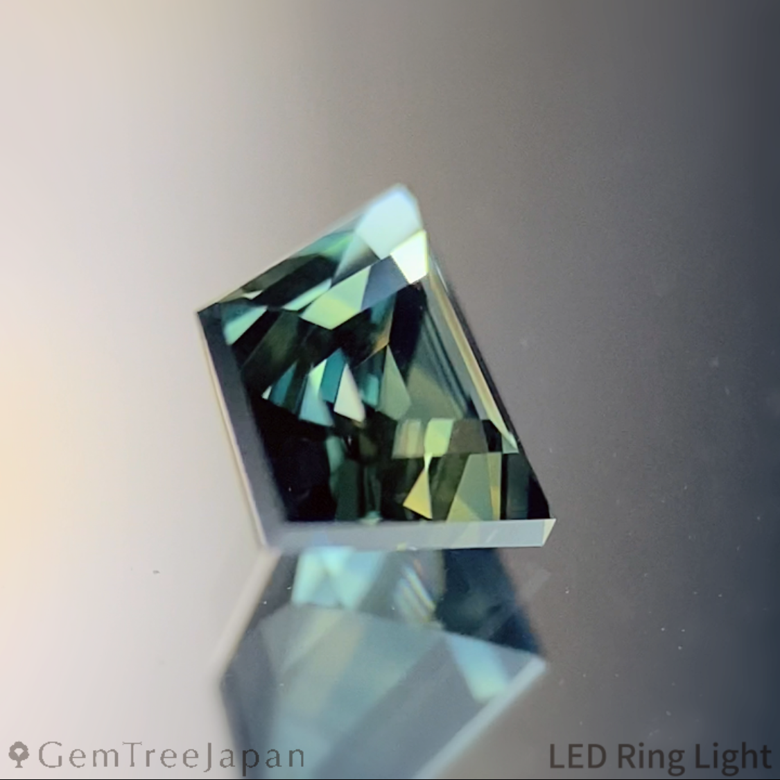 Un-Heat Parti-Color Sapphire 0.759ct / Madagascar