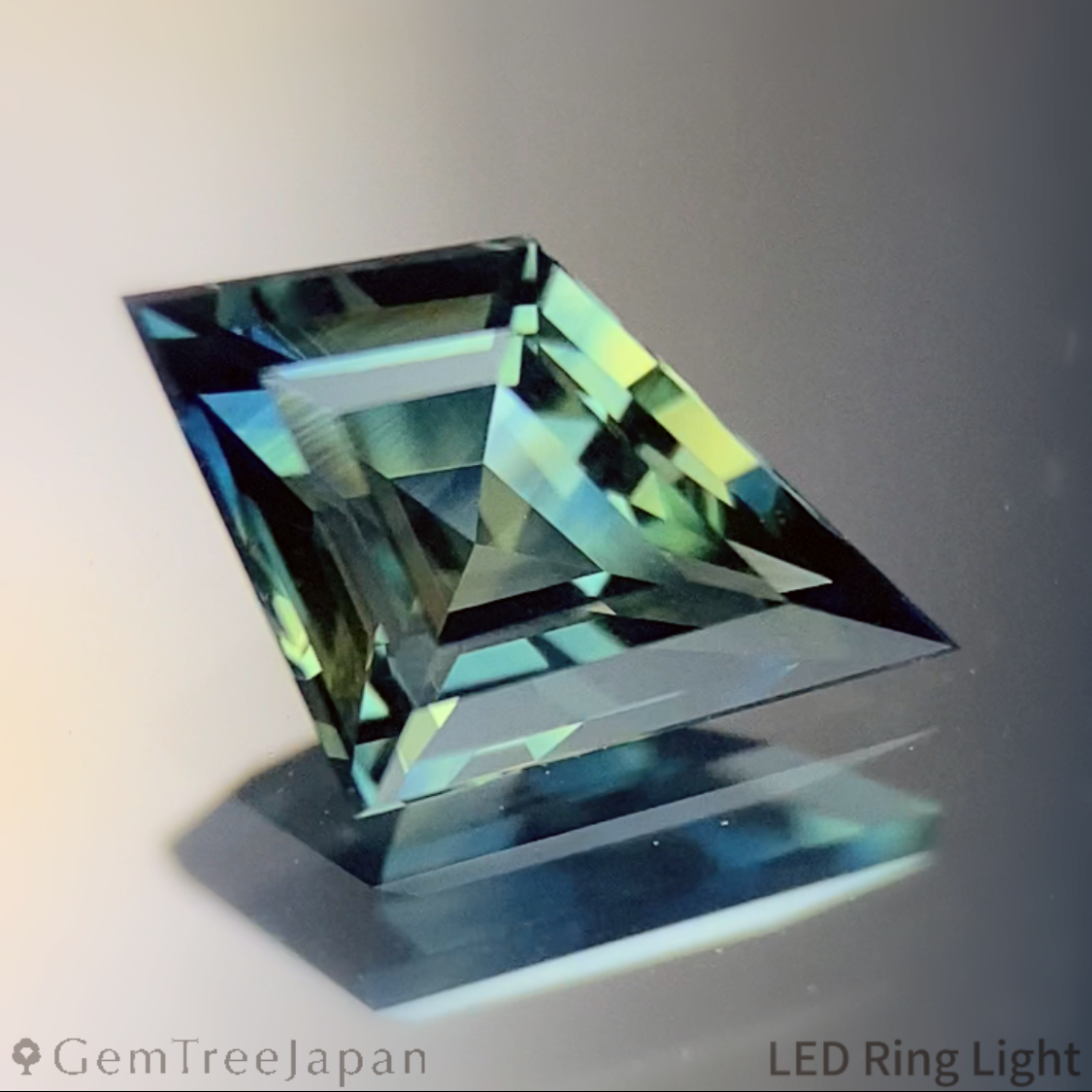 Un-Heat Parti-Color Sapphire 0.759ct / Madagascar