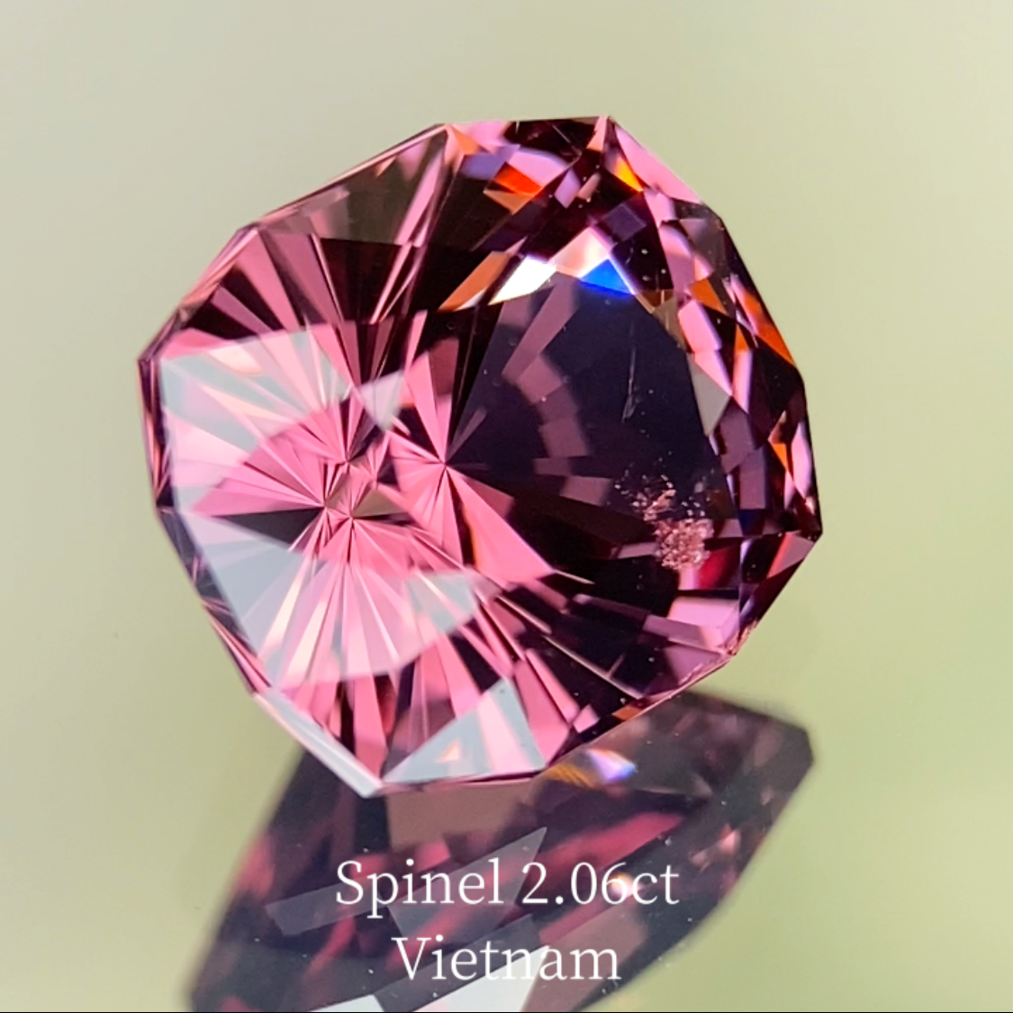 Spinel 2.067ct / Vietnam