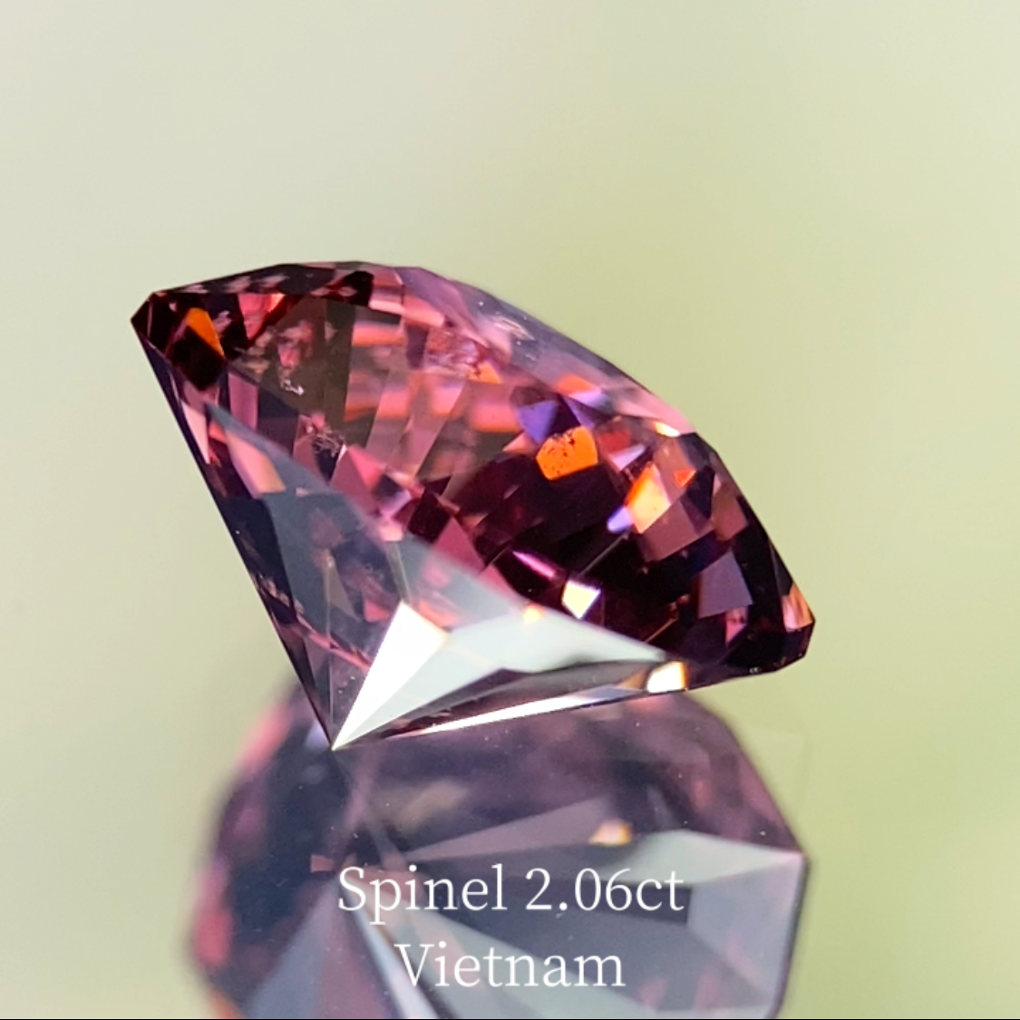 Spinel 2.067ct / Vietnam