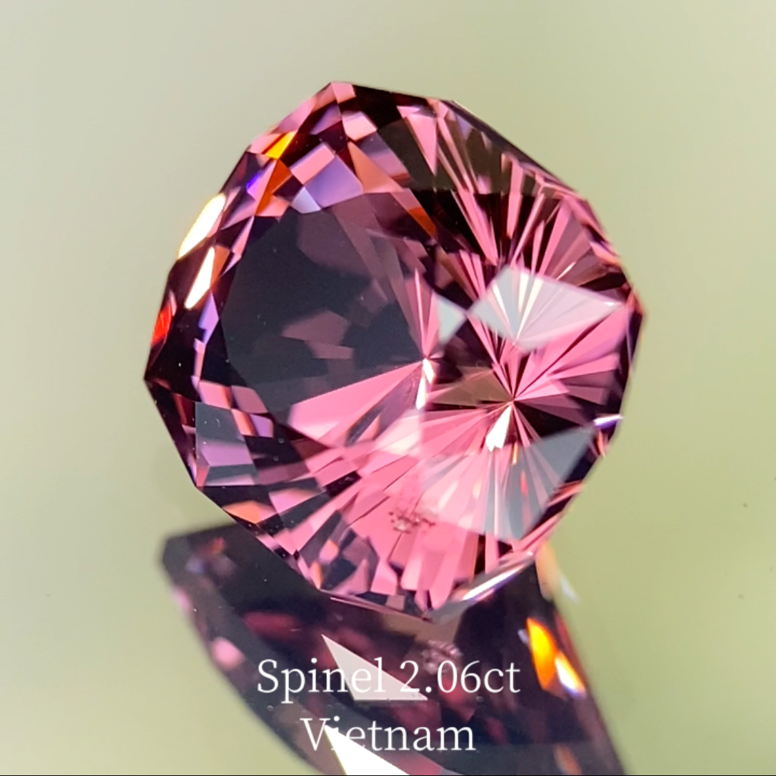 Spinel 2.067ct / Vietnam