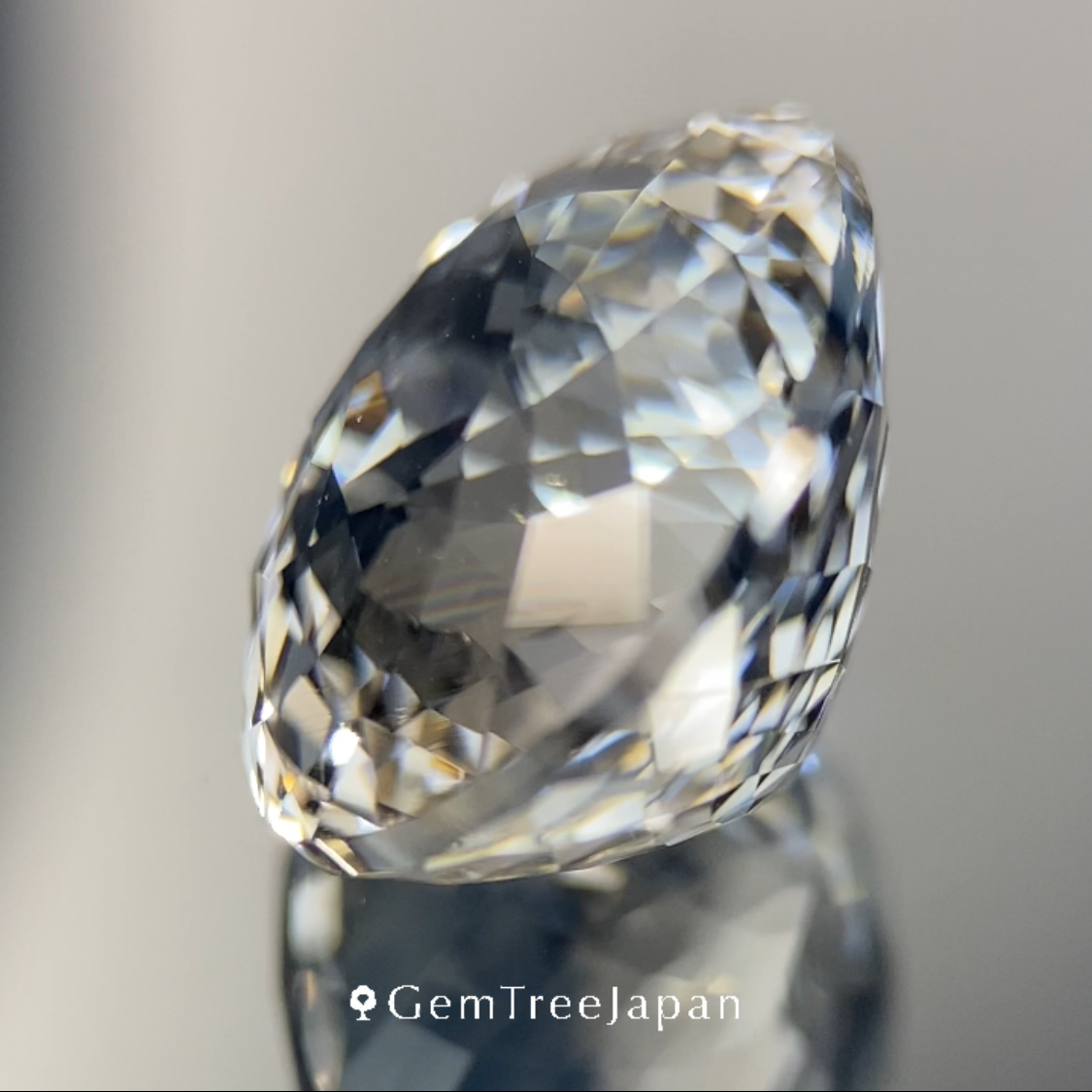 Colorless Topaz 9.196ct / Vietnam