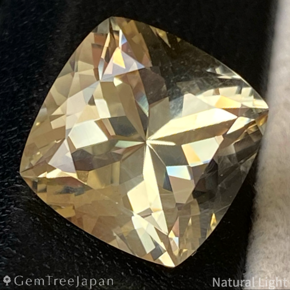 Golden Labradorite 5.86ct / Sri Lanka