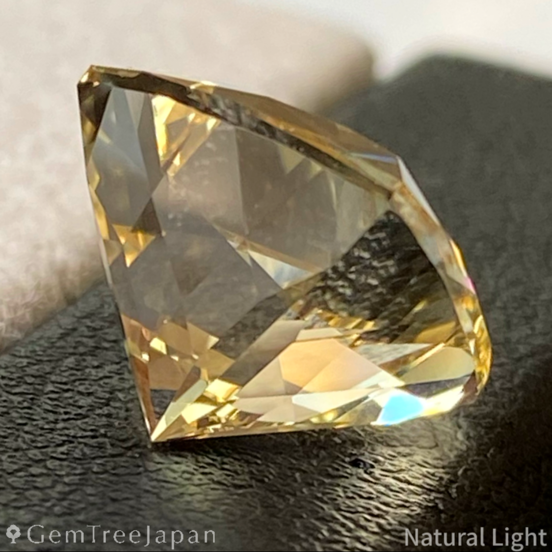 Golden Labradorite 5.86ct / Sri Lanka