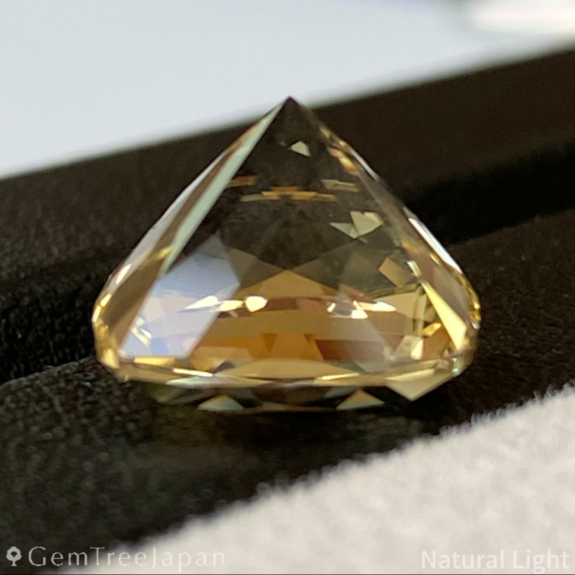 Golden Labradorite 5.86ct / Sri Lanka