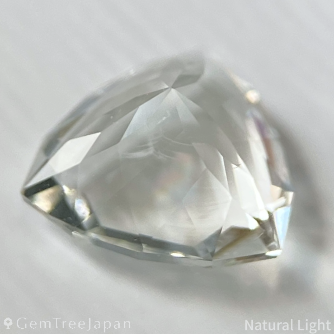 Hyalite Opal 1.071ct / Hungary