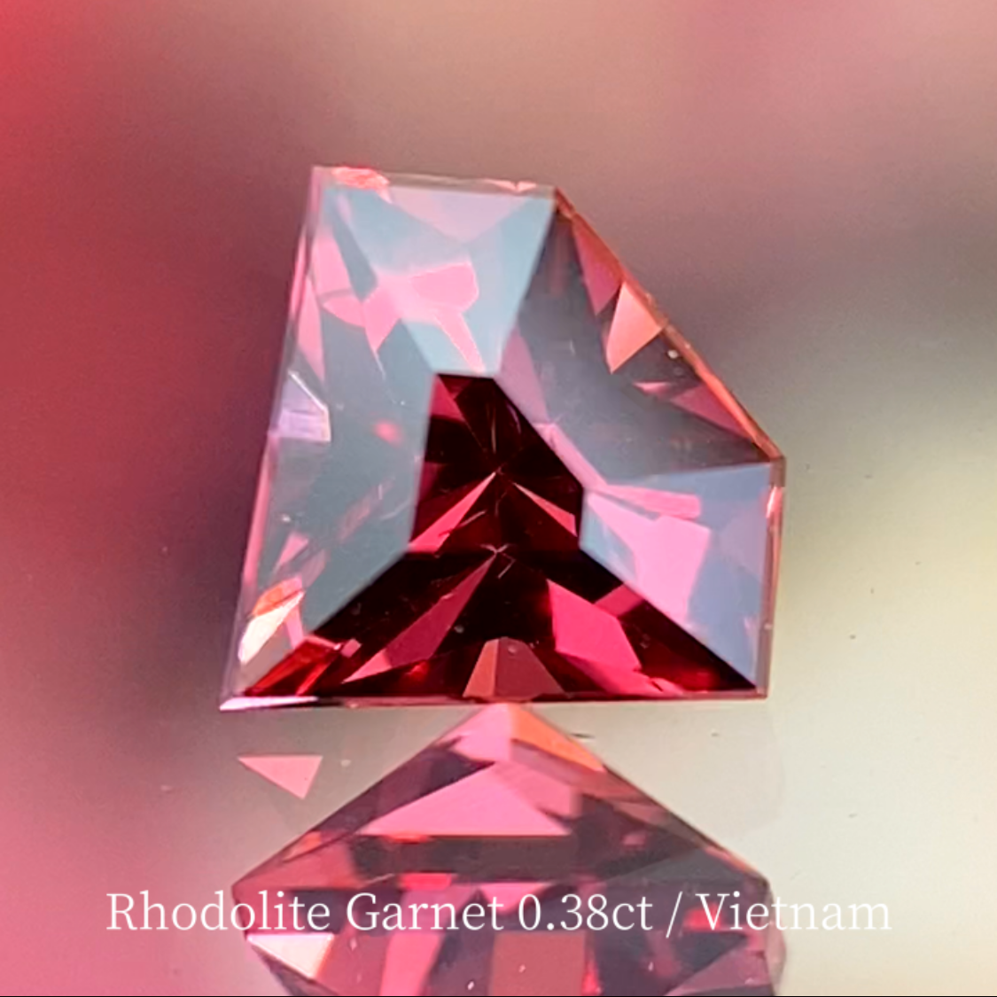 Rhodolite Garnet 2.224ct / Vietnam & Rhodolite Garnet0.38ct