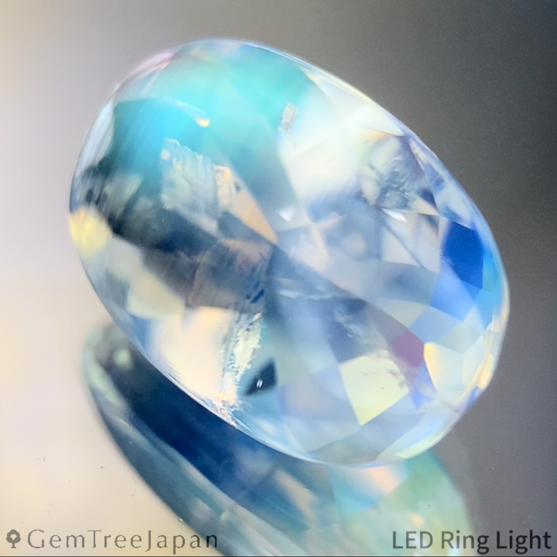 Rainbow Moonstone 4.36ct / Madagascar