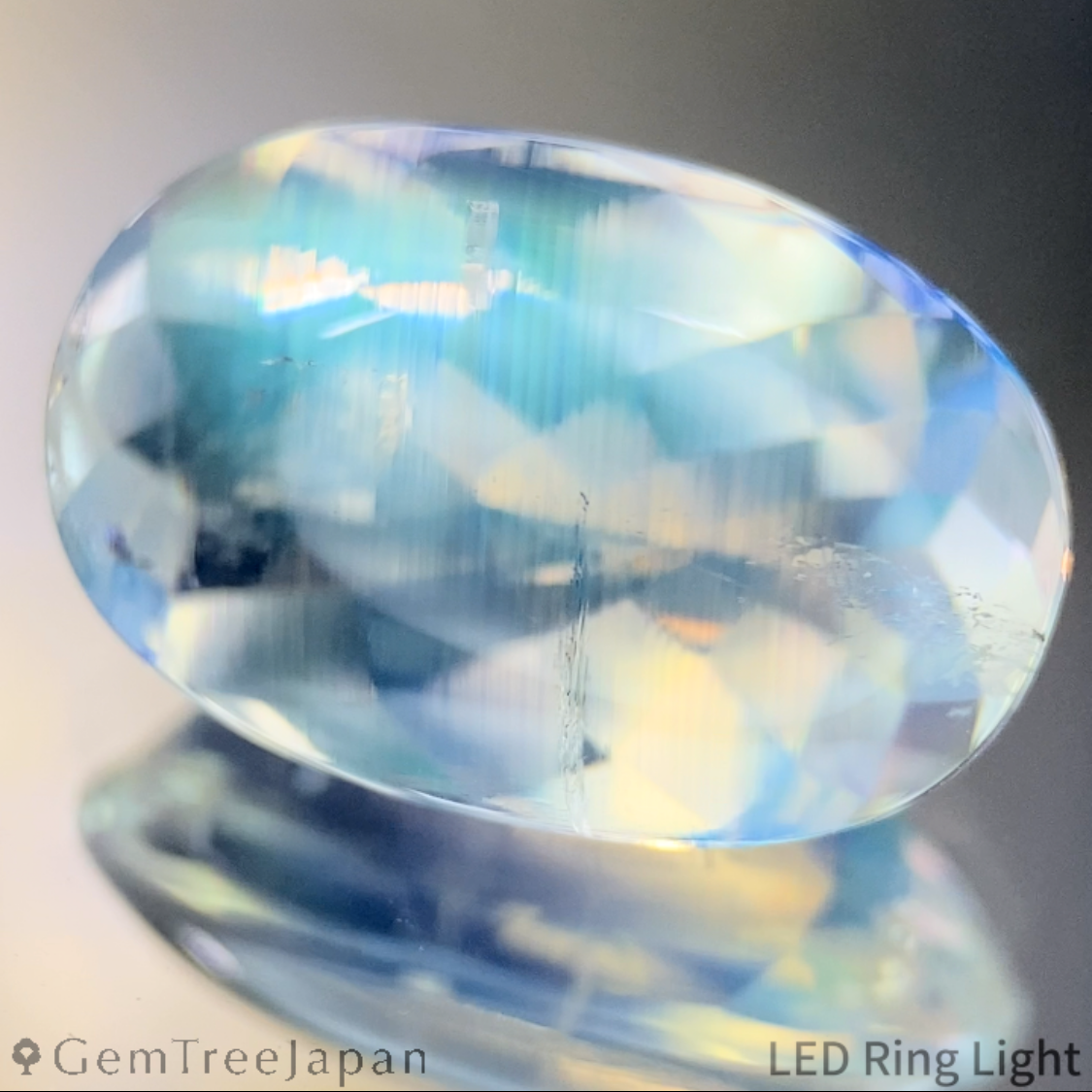 Rainbow Moonstone 4.36ct / Madagascar