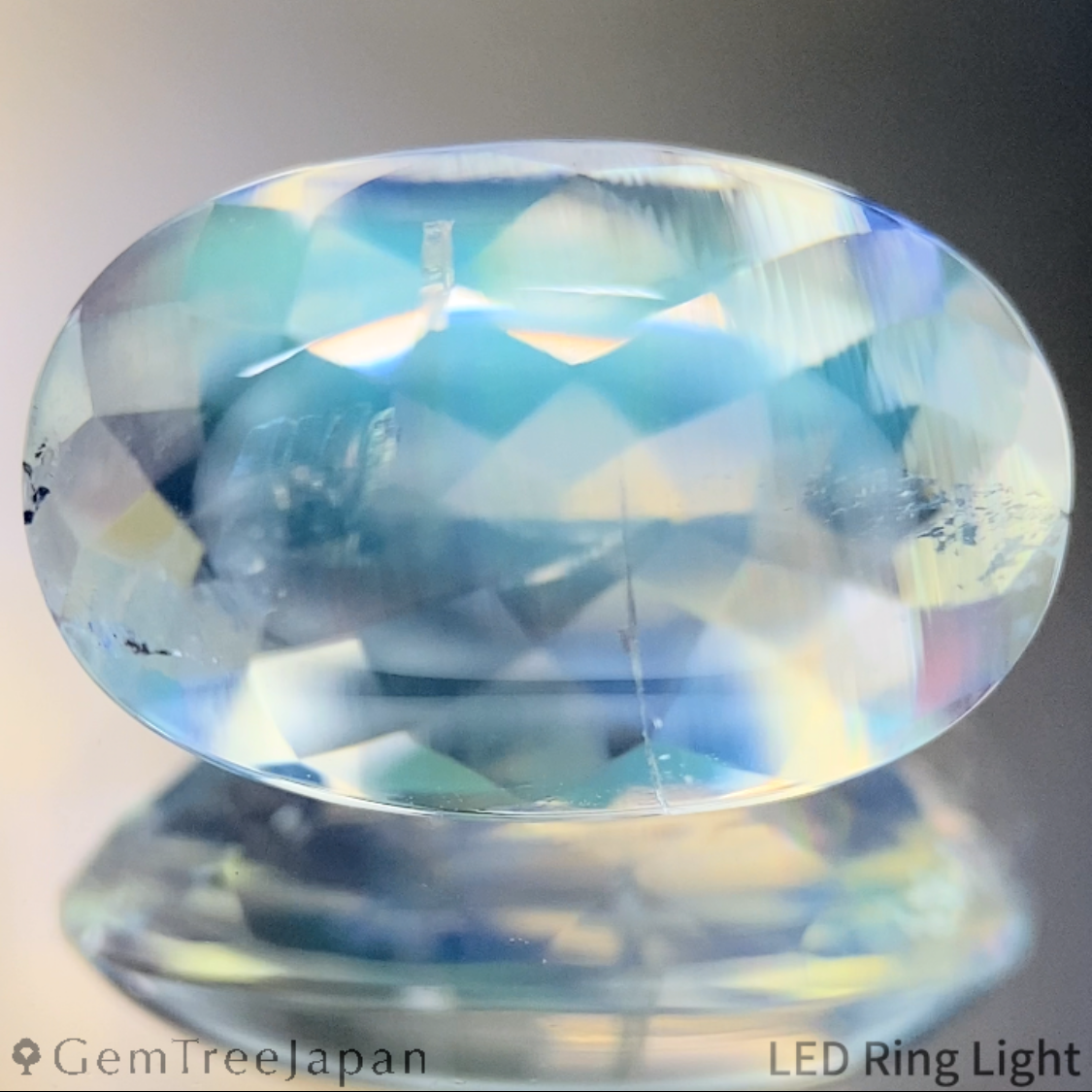 Rainbow Moonstone 4.36ct / Madagascar