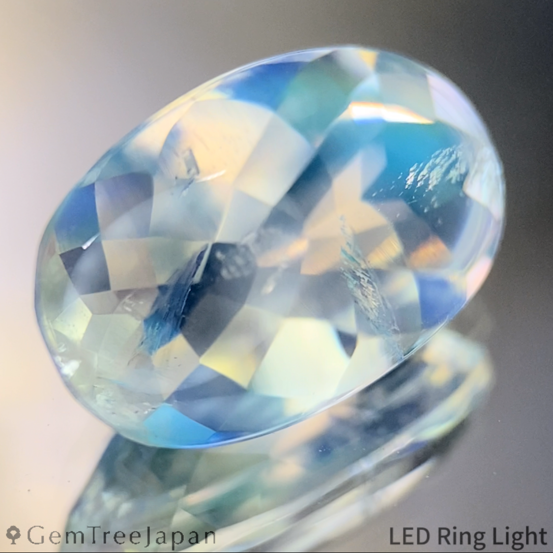 Rainbow Moonstone 4.36ct / Madagascar