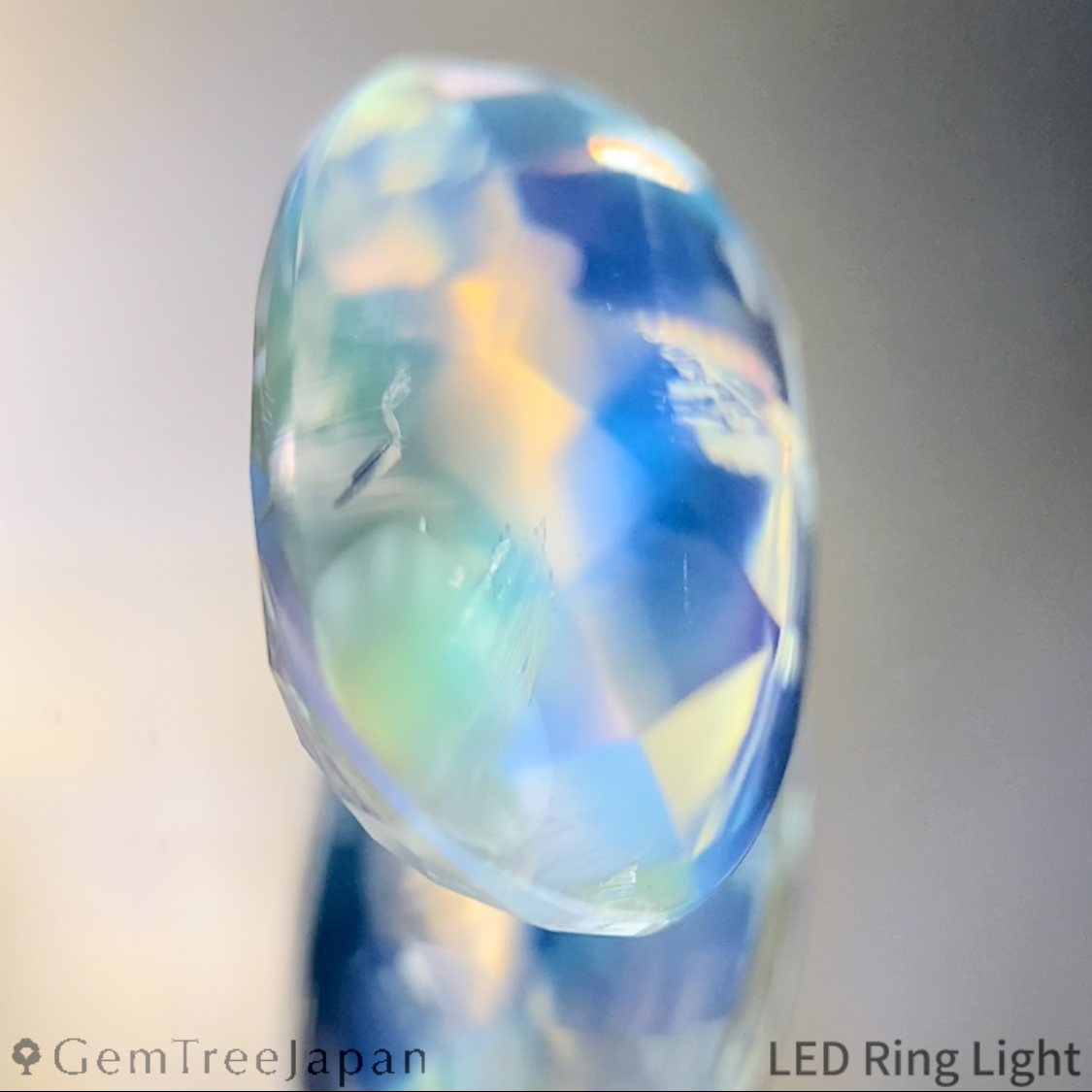 Rainbow Moonstone 4.36ct / Madagascar