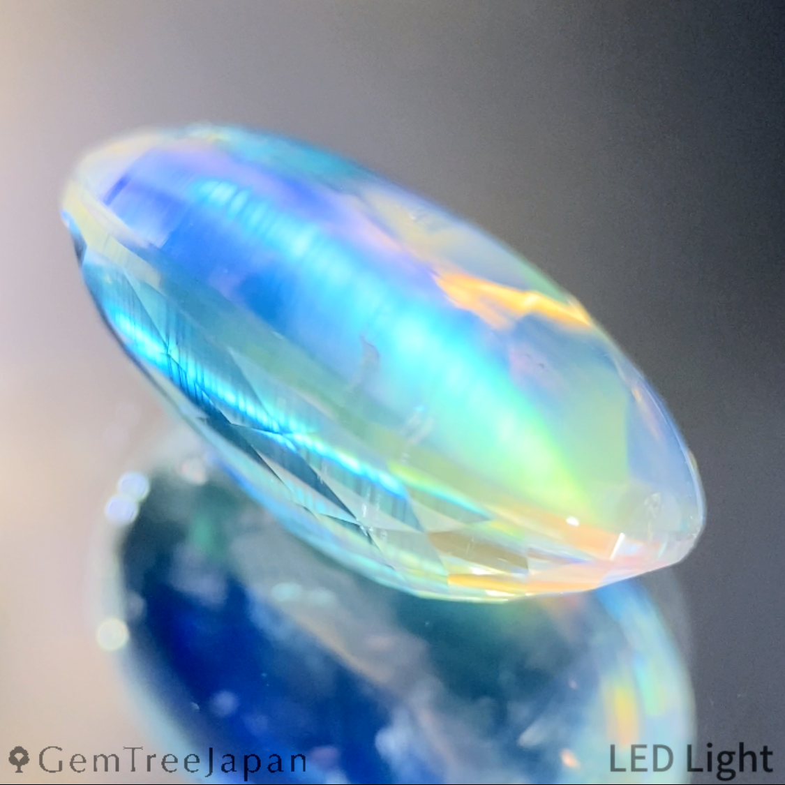 Rainbow Moonstone 4.36ct / Madagascar
