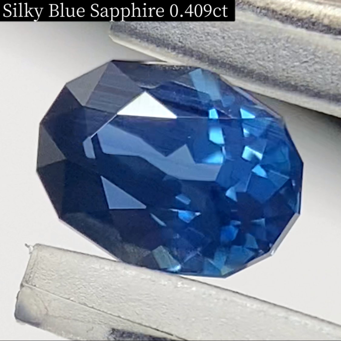 Silky Blue Sapphire 0.409ct / Vietnam