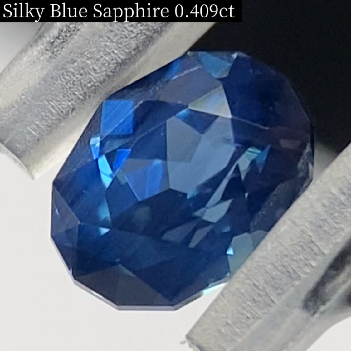 Silky Blue Sapphire 0.409ct / Vietnam