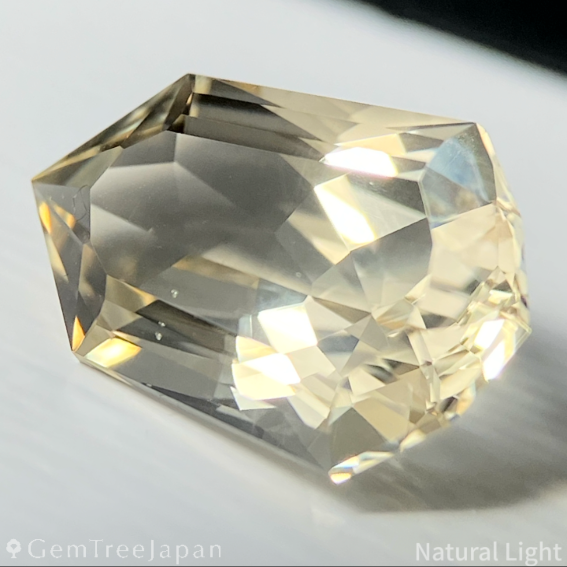 Golden Labradorite 3.60ct / Sri Lanka