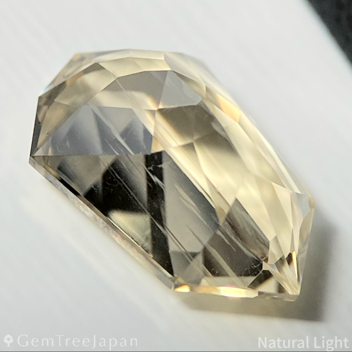 Golden Labradorite 3.60ct / Sri Lanka