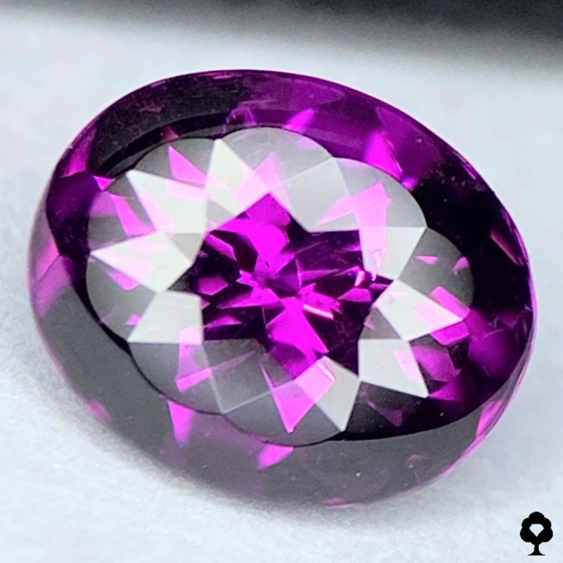 【NEW CUT】ロードライトガーネット1.62ct★バフトップに浮かぶ花が可愛すぎる新カット