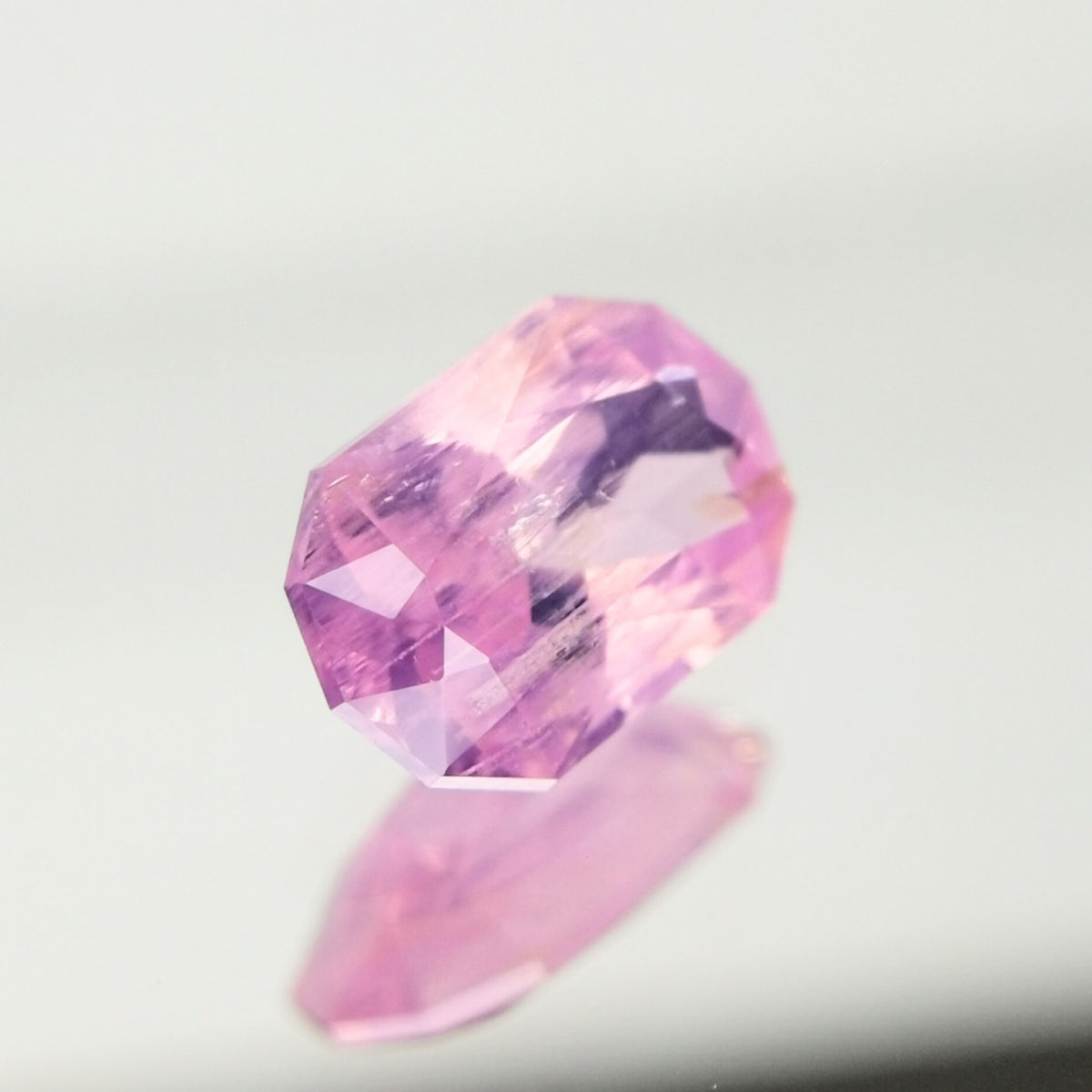 【Trial】“Misty Pinkish Purple” Un-Heat Sapphire 0.565ct / Vietnam