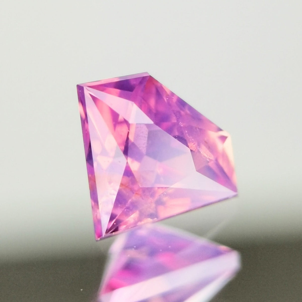 【Trial】“Gem Shape” Un-Heat Sapphire 0.254ct / Vietnam