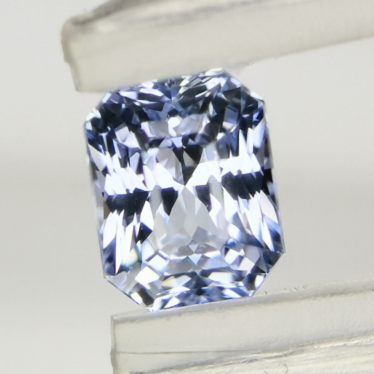 Pale Blue Sapphire 0.760ct / Sri Lanka