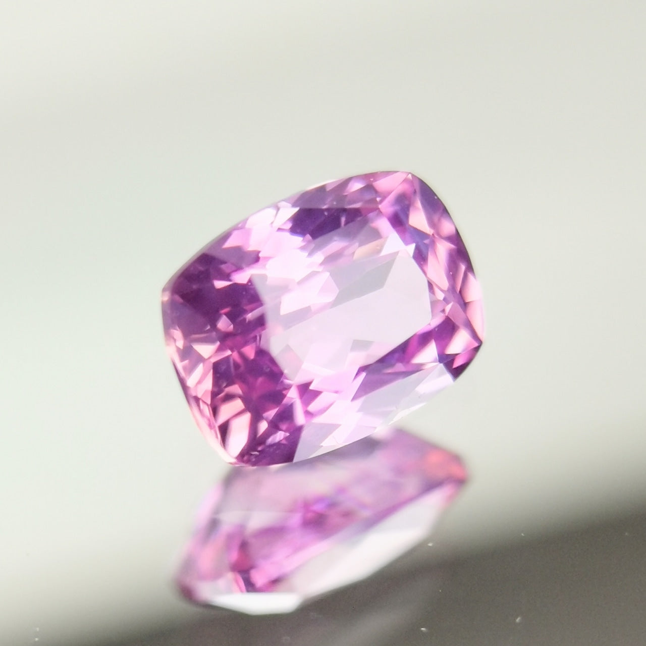 【Trial】“Pinkish Purple” Un-Heat Sapphire 0.384ct / Sri Lanka