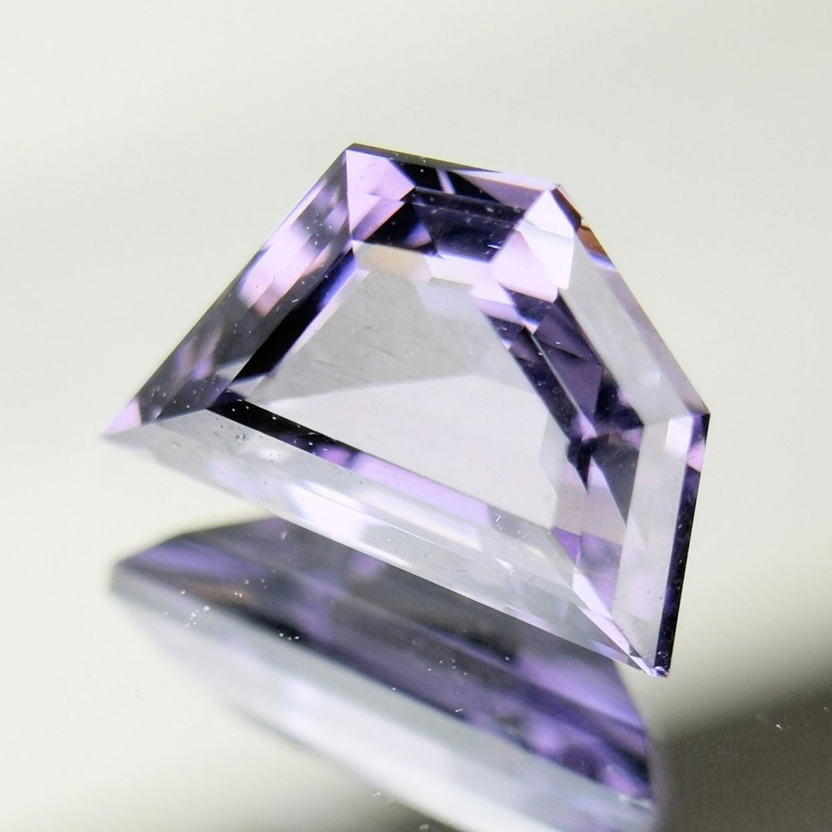 Violet Spinel 0.872ct / Madagascar