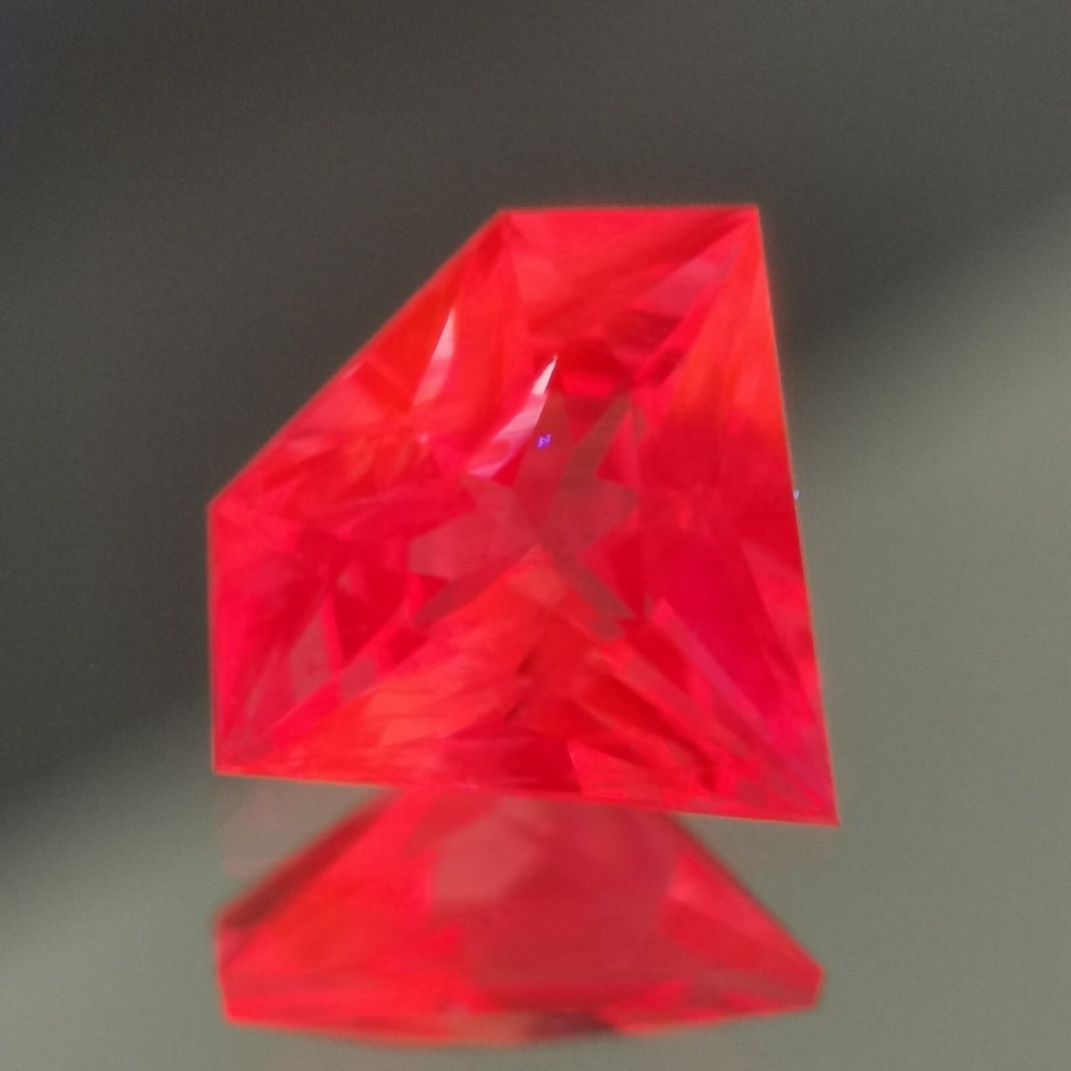 【Trial】“Gem Shape” Un-Heat Sapphire 0.576ct / Vietnam