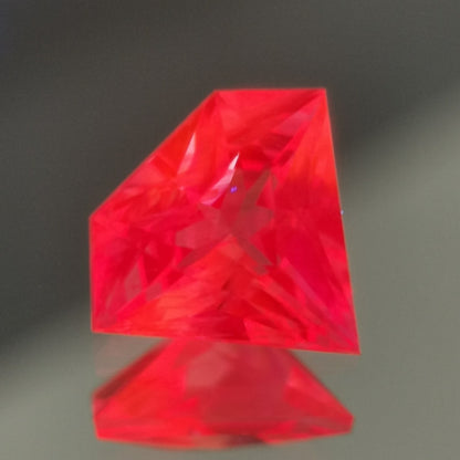 【Trial】“Gem Shape” Un-Heat Sapphire 0.576ct / Vietnam