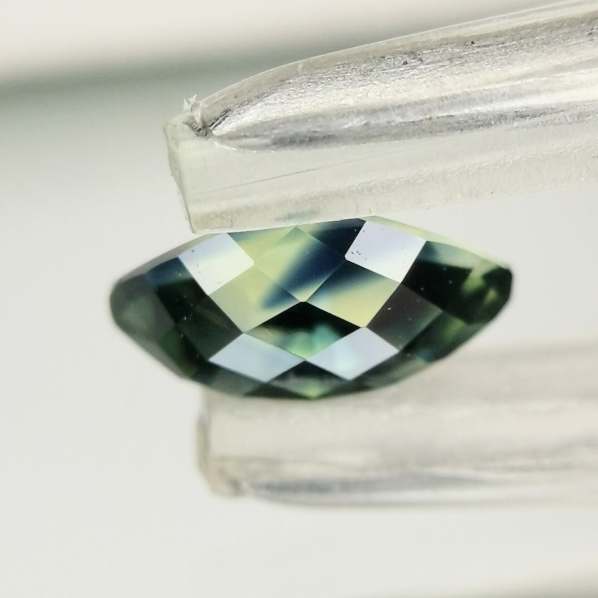 【Trial】“Chess Cut” Parti-Color Sapphire 0.444ct / Nigeria