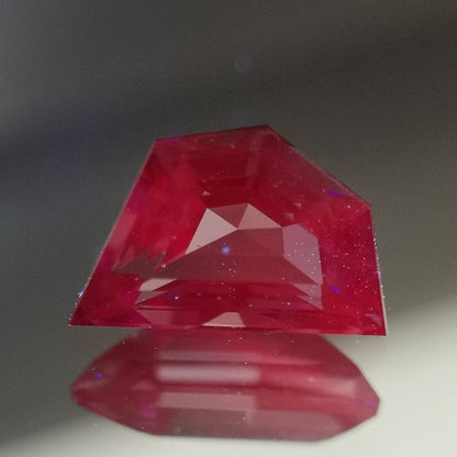 Violet Spinel 0.872ct / Madagascar