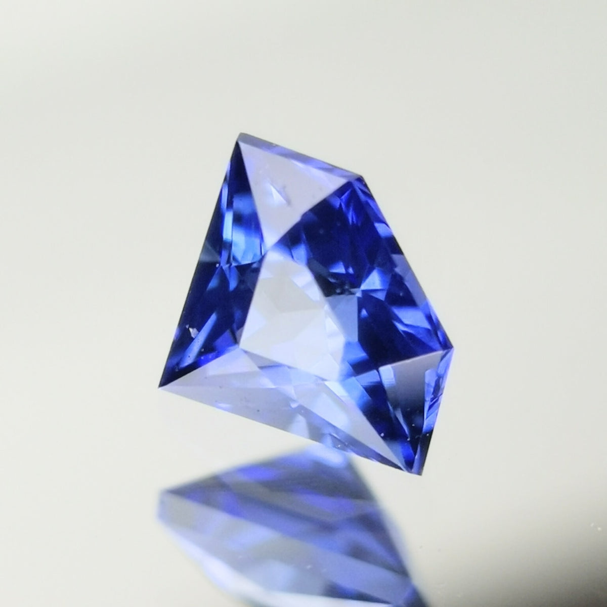“GemShape” Violetish Blue Sapphire 0.243ct / Burma