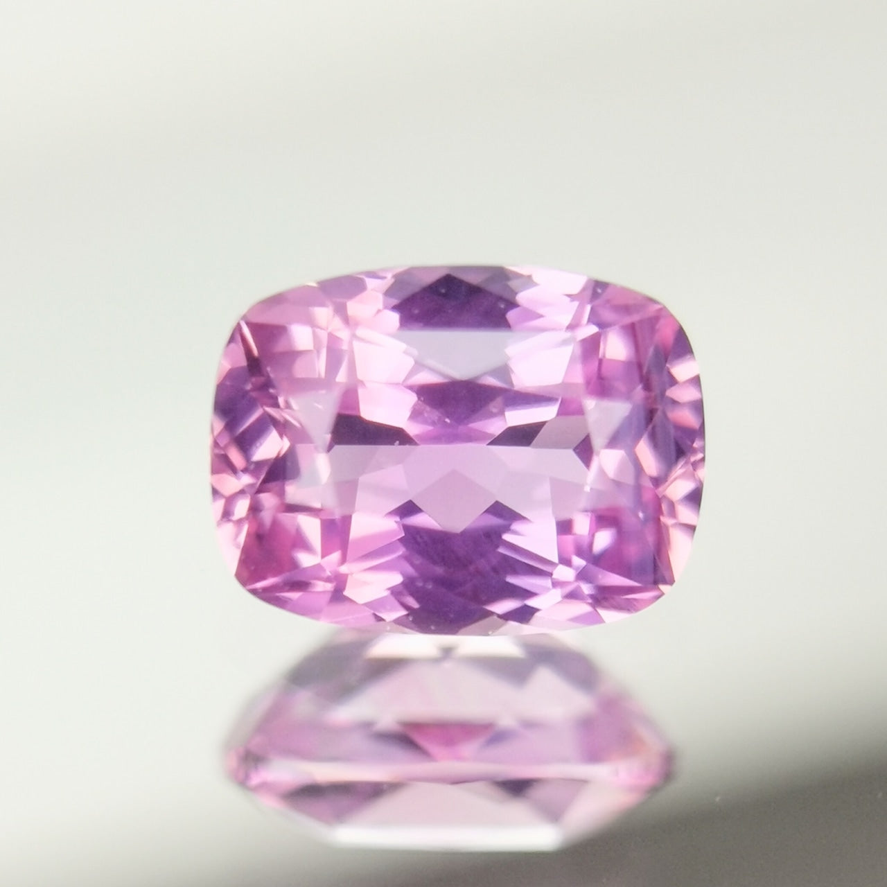 【Trial】“Pinkish Purple” Un-Heat Sapphire 0.384ct / Sri Lanka