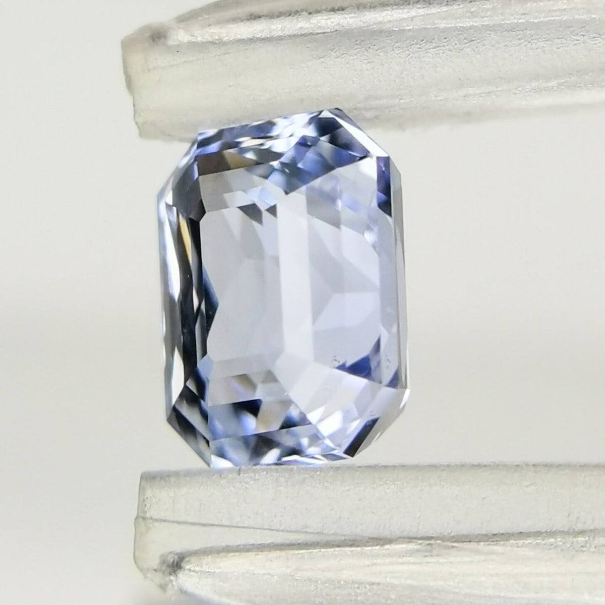 Pale Blue Sapphire 0.760ct / Sri Lanka