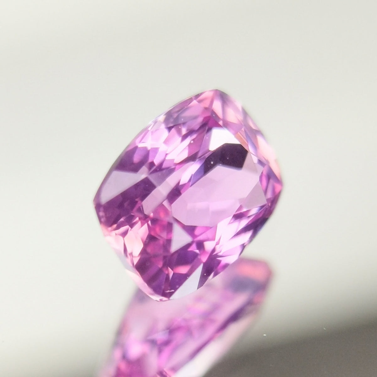 【Trial】“Pinkish Purple” Un-Heat Sapphire 0.384ct / Sri Lanka