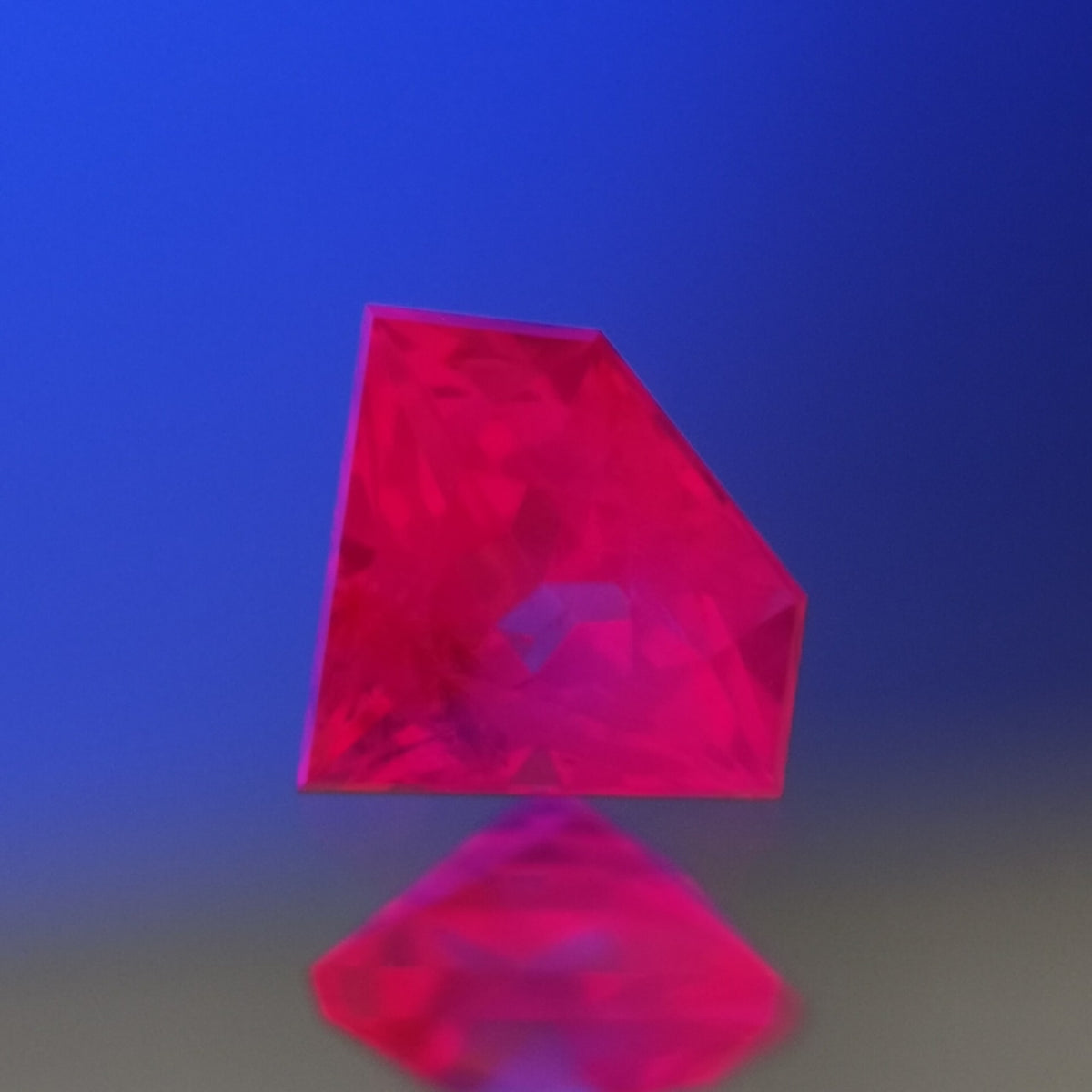 【Trial】“Gem Shape” Un-Heat Sapphire 0.254ct / Vietnam