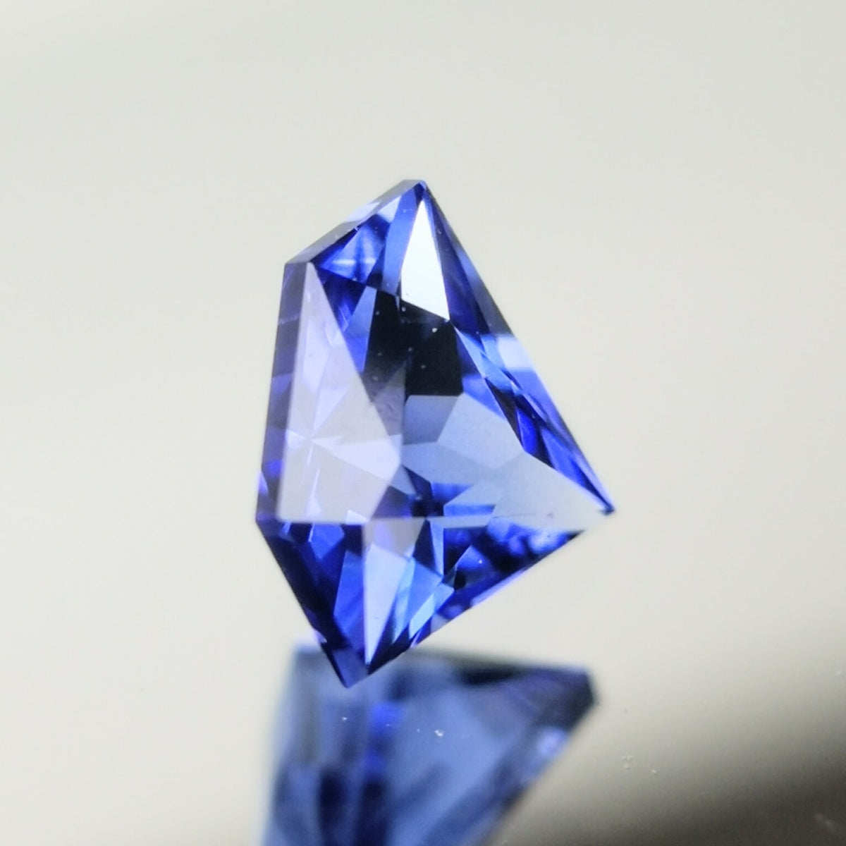“GemShape” Violetish Blue Sapphire 0.243ct / Burma