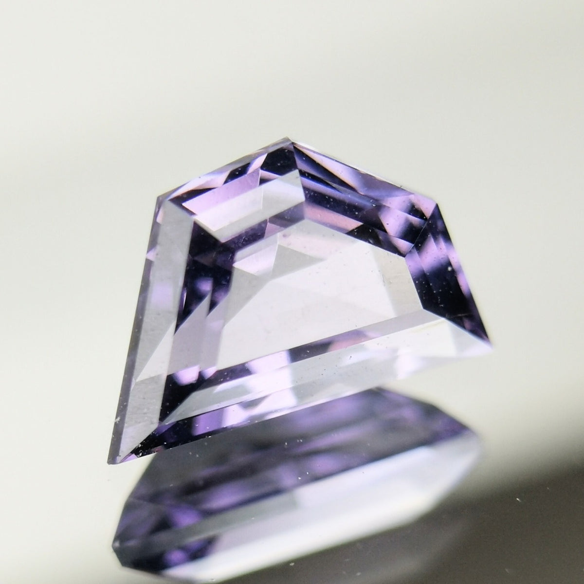 Violet Spinel 0.872ct / Madagascar