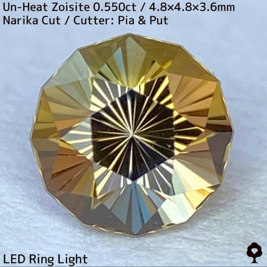[For the winner only] 0.550ct of unheated zoisite ★ A gem with a sharp Narika cut that brings out the multi-colored feel of rare gold