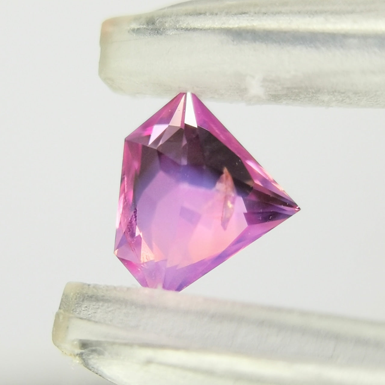 【Trial】“Gem Shape” Un-Heat Sapphire 0.254ct / Vietnam