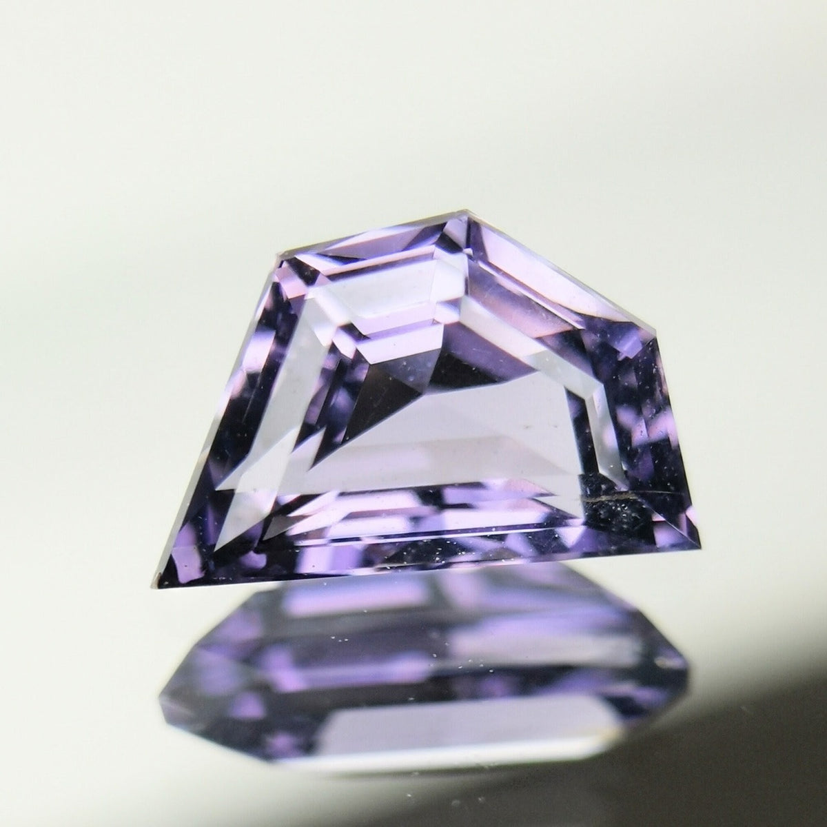 Violet Spinel 0.872ct / Madagascar