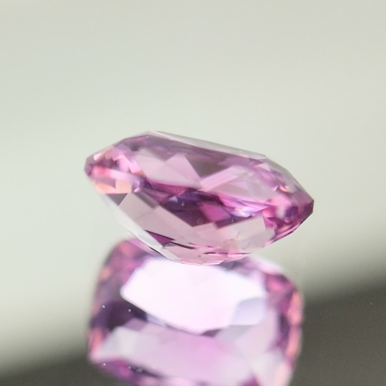 【Trial】“Pinkish Purple” Un-Heat Sapphire 0.384ct / Sri Lanka