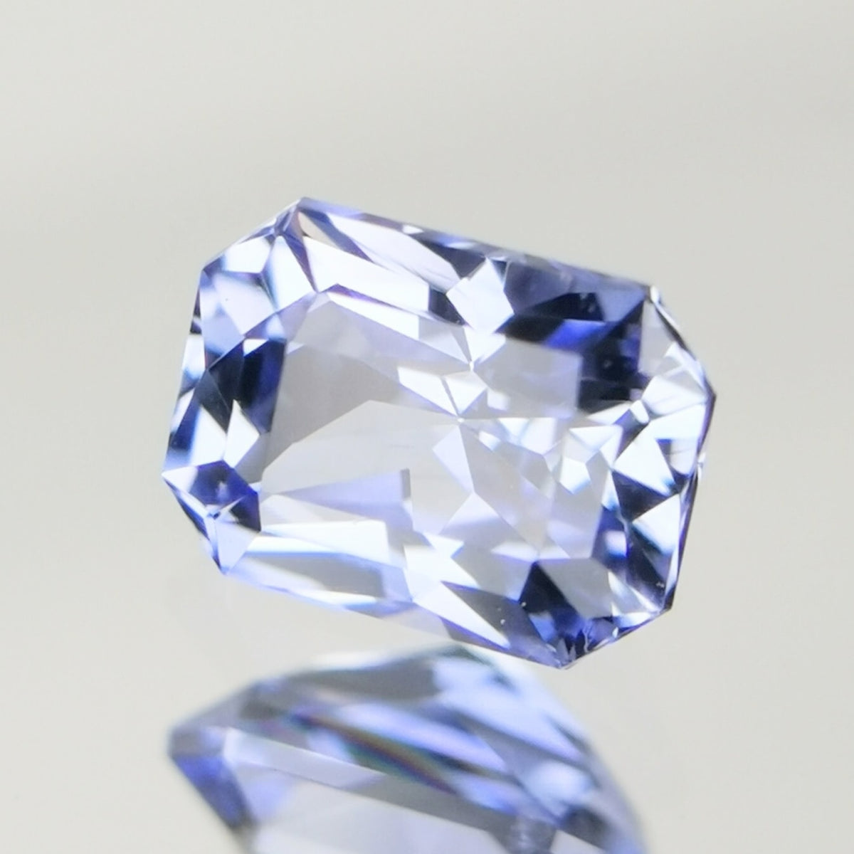 【Trial】Violetish Light Blue Sapphire 0.376ct / Sri Lanka