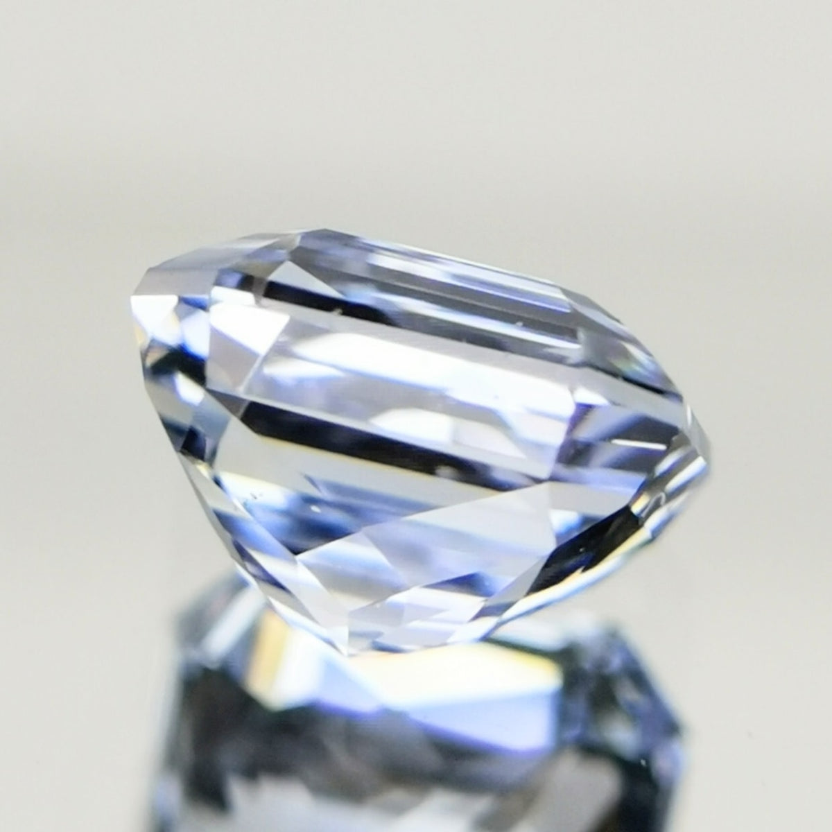 Pale Blue Sapphire 0.760ct / Sri Lanka