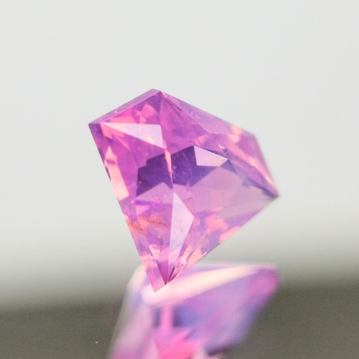 【Trial】“Gem Shape” Un-Heat Sapphire 0.254ct / Vietnam