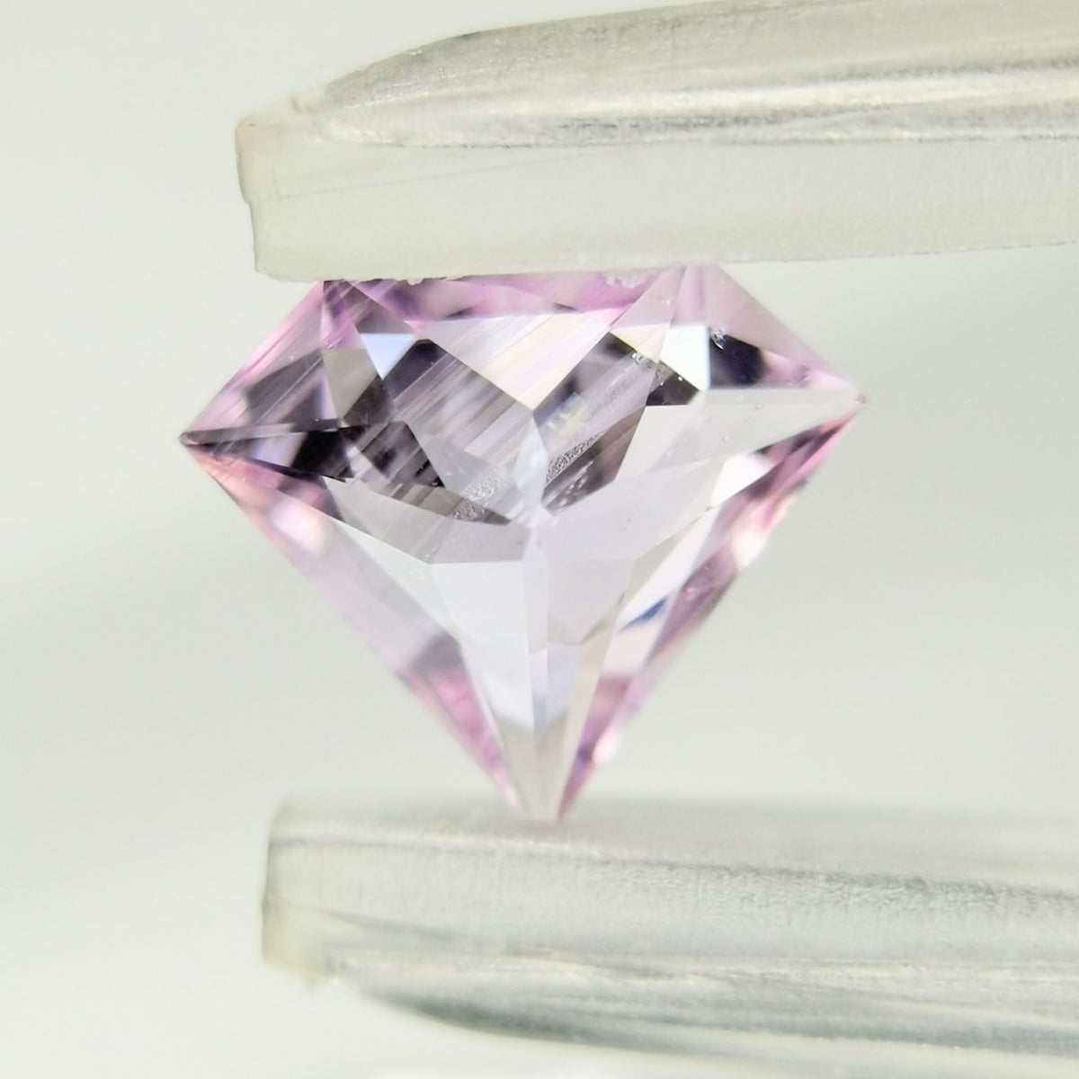 【Trial】“Gem Shape” Un-Heat Sapphire 0.576ct / Vietnam