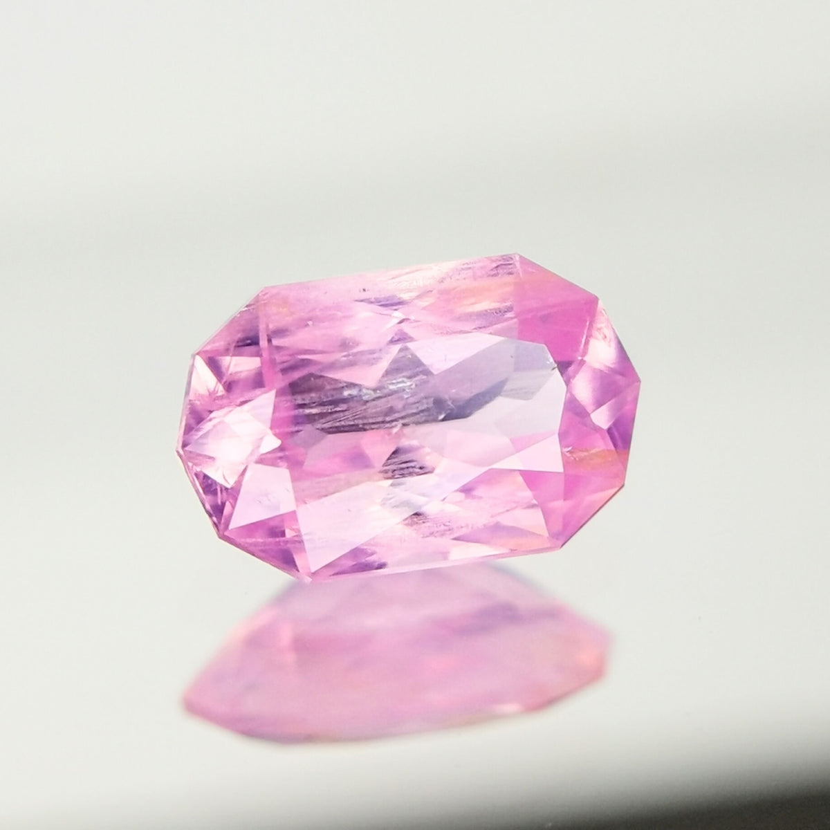 【Trial】“Misty Pinkish Purple” Un-Heat Sapphire 0.565ct / Vietnam