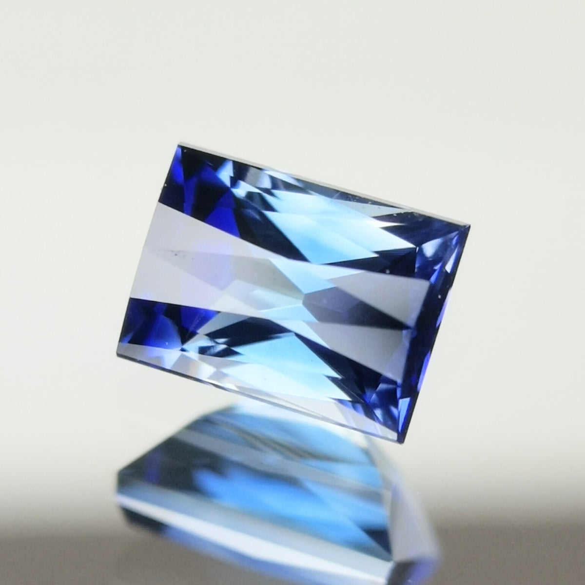 “Ayatori Cut” Un-Heat Sapphire 0.462ct / Vietnam