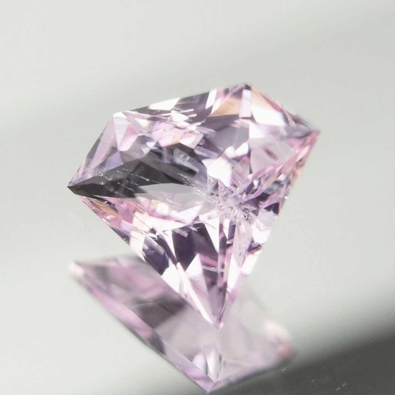 【Trial】“Gem Shape” Un-Heat Sapphire 0.576ct / Vietnam