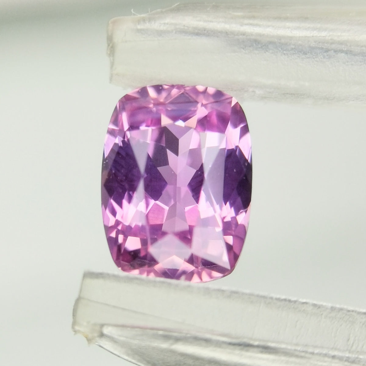 【Trial】“Pinkish Purple” Un-Heat Sapphire 0.384ct / Sri Lanka